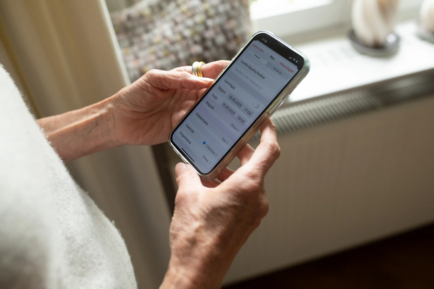 Eine Person benutzt ein Smartphone Gesundheitsberatung Marburg